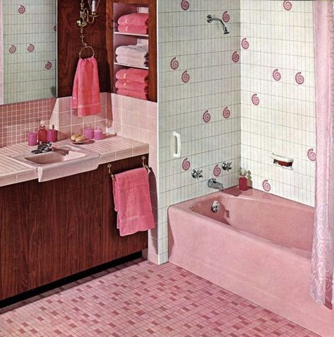 gorgeous Vintage Pink Tile Bathroom, 60s Bathroom Decor, 60s Bathroom, Pink Tile Bathroom, Pink Bathrooms, Retro Pink Bathroom, Vintage Pink Bathroom, Bathroom Retro, Vintage Bathroom Tile