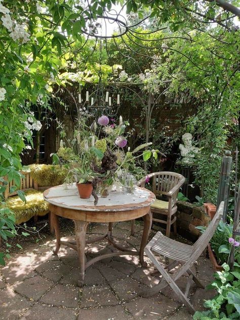 Small English Garden Ideas, Garden Must Haves, Summer Porch Decor, Small Courtyard Gardens, Courtyard Gardens Design, Future Garden, Cottage Garden Design, Summer Porch, English Cottage Garden