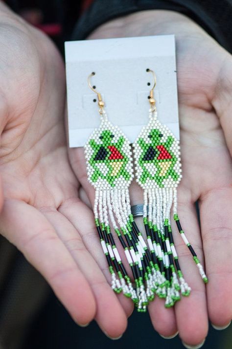 Turtle Medicine, American Clothes, Beaded Ideas, Brick Stitch Patterns, Shoulder Duster Earrings, Beaded Stuff, Duster Earrings, Beadwork Ideas, Beaded Charms