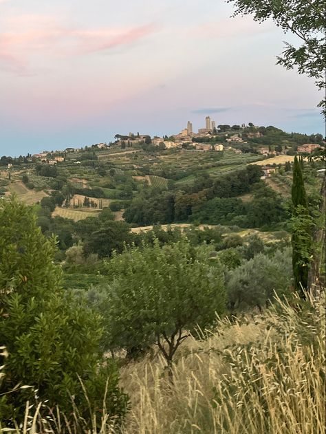 Tuscan Summer, Tuscany Italy Countryside, Tuscany Aesthetic, Italy Countryside, Mediterranean Aesthetic, Study Trip, Tuscany Villa, Fantasy Life, Italy Aesthetic