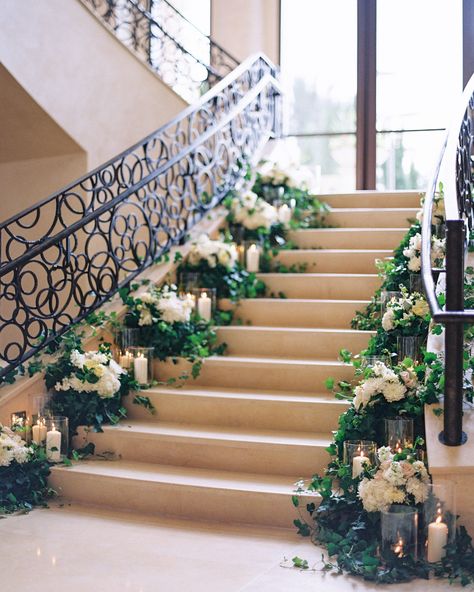 Flowers Stairs, Staircase Decoration Ideas, Winter Bridal Shower Decorations, Wedding Staircase Decoration, Floral Staircase, Evening Wedding Ceremony, Wedding Stairs, Staircase Decoration, Wedding Staircase