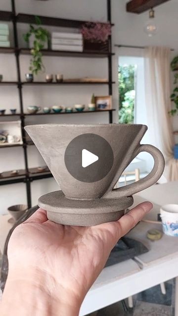 Hand Building Clay Ideas, How To Make Ceramic, Pottery Cafe, Ceramics Glaze, Pottery Tableware, Ceramics Pottery Bowls, Lying In Bed, Diy Pottery Painting, Handmade Plates