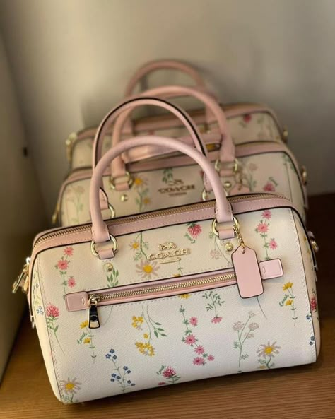 Cute Pink Purse, Purses And Handbags Aesthetic, Cute Purses Aesthetic, Cute Coach Bags, Cute Bags And Purses, Aesthetic Purse, Tas Coach, Cute Luggage, Pretty Purses