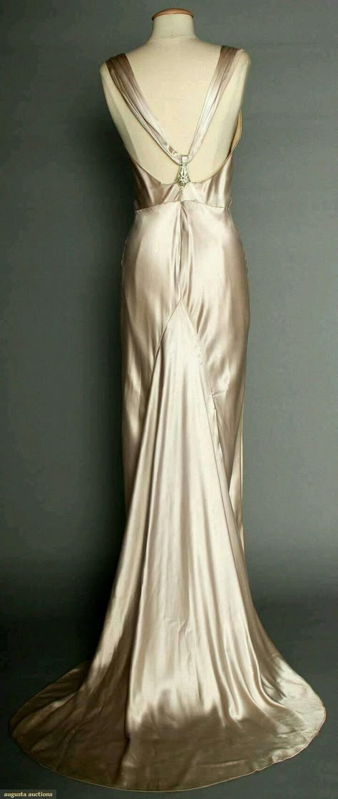 1930's Silver Satin Evening Gown... perfection #weddingdress #eveningdress #silkdress #inspiration Satin Evening Gown, Pale Lavender, 30s Fashion, Yule Ball, Silver Silk, Amazing Dresses, 1930s Fashion, Vintage Couture, Vestidos Vintage