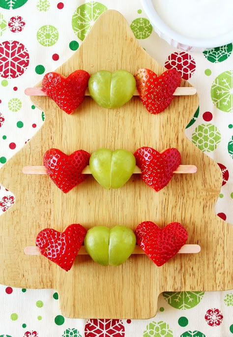 Grape Heart Skewers, Grinch Kabobs, Yogurt Fruit Dip, Healthy Christmas Snacks, Christmas Party Snacks, The Grinch Who Stole Christmas, Grinch Heart, Valentines Snacks, Grinch Who Stole Christmas