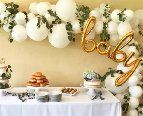 Easy Baby Shower Ideas To Celebrate The Mom-To-Be - DIY Darlin' Baby Birthday Party Decorations, Balloon Arch Diy, Gold Baby Shower, Baby Balloon, Simple Baby Shower, Balloon Party, Baby Shower Bingo, Shower Inspiration, Baby Shower Inspiration