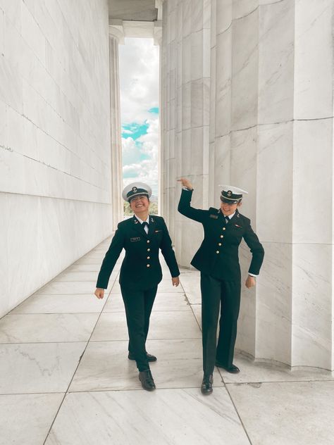 Female Navy Uniform, Navy Aesthetic Military, Us Navy Women, Navy Aesthetic, Air Force Basic Training, Navy Pilot, College Vibes, Army Girls, Sea Stuff