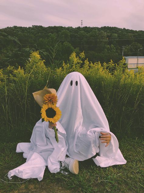 Ghost Aesthetic Halloween, Autumn Ghost, Ghost Aesthetic, Spooky Pictures, Ghost Halloween Costume, Ghost Photography, Halloween Photography, Ghost Costume, Photography Pics