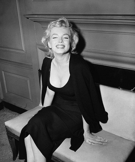 Marilyn Monroe rare photograph by a.heart.17, via Flickr Gentlemen Prefer Blondes, Marilyn Monroe Photos, Norma Jean, Norma Jeane, White Photo, Press Conference, Hollywood Glamour, 1950s Vintage, Classic Hollywood