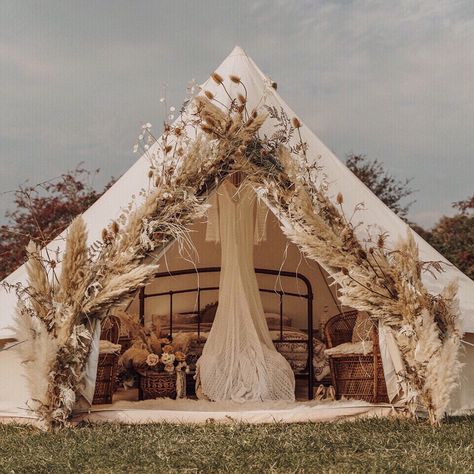 Bell Tent Interior, Bell Tent Glamping, Boho Tent, Glamping Ideas, Bell Tents, Adventure Picture, Go Glamping, Tipi Wedding, Bell Tent