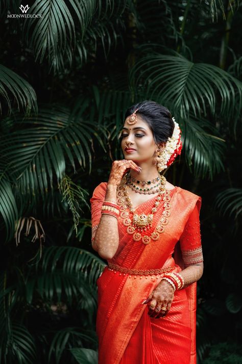 Hindu Bride Photography Poses, Engagement Photos Bride Single, Marriage Single Photos, Bride Photoshoot Poses Indian Saree, Tamil Hindu Bride, Single Pose For Bride, Indian Wedding Stills, Tamil Bride Photoshoot, Bride Photoshoot Kerala