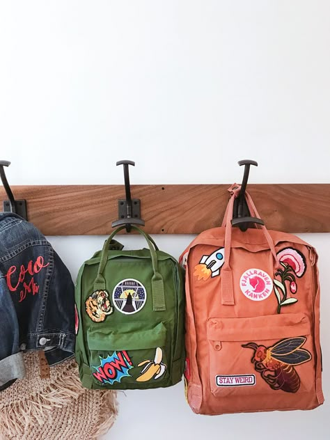 DIY Backpack with Iron on Patches Diy Rucksack, Mochila Fjallraven Kanken, Diy Backpack Pattern, Diy Fashion Trends, Fjällräven Kånken, Backpack Patches, Diy Backpack, Backpack Decoration, Backpack Pattern