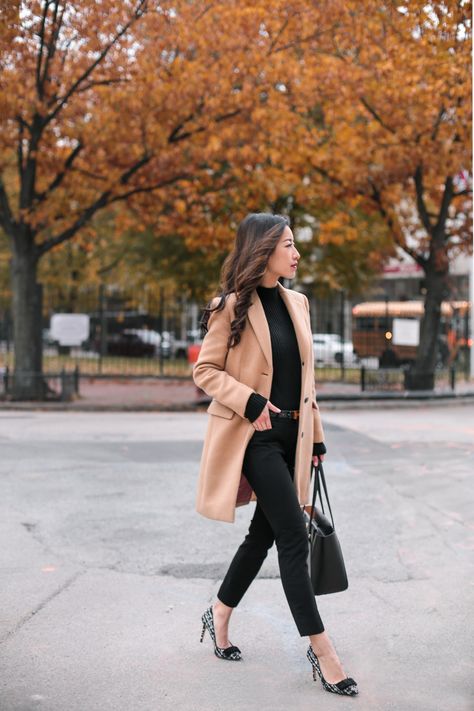 camel wool winter coat + black sweater outfit // petite fashion blog Black Sweater Outfit, Mantel Outfit, Work Attire Women, Outfit Petite, Camel Wool Coat, Ally Mcbeal, Pijamas Women, Fall Fashion Coats, Winter Outfits Warm