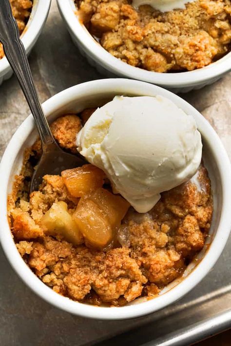 Easy Apple Cobbler Mini Apple Cobbler, Apple Cobbler Crisp, Whisper Of Yum, Easy Apple Cobbler, Recipes Apples, Apple Cheesecake Recipes, Cobbler Recipes Easy, Apple Cobbler Recipe, Sweet Bakes