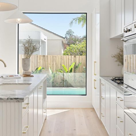 👉👉 All the angles on The Gables’ Kitchen in Burraneer. Crushing on that gorgeous big kitchen window overlooking the pool. Sure it’s practical for keeping an eye on kids and the sunlight is amazing, but mostly because it’s just damn pretty and makes this space feel soooo good. 🤍🤍 #kitchen #kitchendesign #interior #coastalliving #homedesign #interiordesign Kitchen Window Overlooking Pool, Kitchen Overlooking Pool, Big Window In Kitchen, Big Windows Kitchen, Big Kitchen Window, Kitchen Window Bar, Large Kitchen Window, Design Villa, Building House Plans Designs