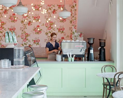 Creative Bakery Ideas, Colorful Bakery, Bakery Wallpaper, Floral Bakery, Boutique Patisserie, Meet The Owner, Fun Lights, Vintage Bakery, Bakery Shop Design