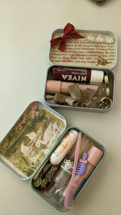 Wallet Inspiration, Mint Tin Crafts, Altoids Tins, Inside My Bag, Mint Tins, What In My Bag, Essential Bag, Tin Boxes, Cute Crafts