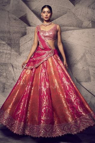 Buy Maroon Net Hand Embroidered Leaf Applique Sweetheart Neck Lucia Lehenga Set For Women by Charu and Vasundhara Online at Aza Fashions. Mirror Lehenga, Brocade Lehenga, Pink Brocade, Latest Bridal Lehenga, Half Saree Lehenga, Rani Pink, Indian Outfits Lehenga, Wedding Lehenga Designs, Brocade Blouse