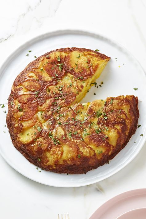 Spanish Potato Omeletgoodhousemag Omelette Ingredients, Spanish Potato Omelet, Potato Omelette, Baked Omelette, Spanish Potatoes, Bacon Waffles, Easy Egg Recipes, Best Brunch Recipes, Easy Brunch Recipes