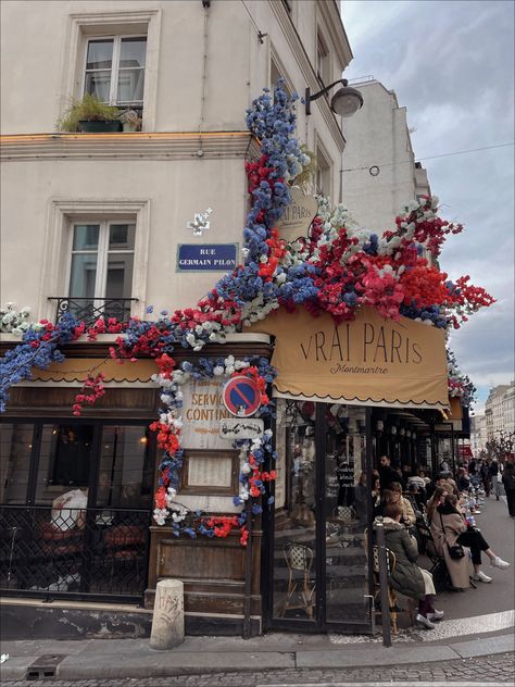 The perfect Instagram location in Monmatre Paris Photo Hotspots Things To See Monmatre Paris, Instagram Locations, Streets Of Paris, Paris Street, The Streets, Paris, Instagram