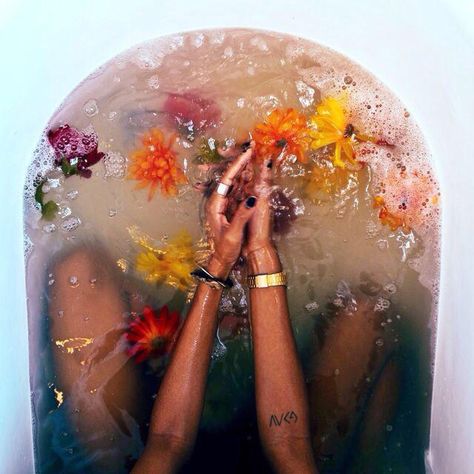 Bath With Flowers, Spiritual Bath, Flower Bath, Jhene Aiko, Bubble Bath, 인물 사진, Dragon Age, Flower Child, Bath Time