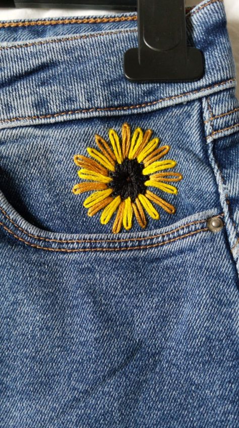 Embroidery Patterns Clothing, Embroidery Design Jeans, Jean Flower Embroidery, Simple Jean Embroidery, Simple Embroidery On Jeans, Backpack Embroidery Ideas Easy, Black Jeans Embroidery Ideas, Easy Embroidery On Clothes, Jean Embroidery Ideas Pockets