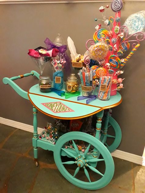 Candy Trolley Harry Potter, Harry Potter Sweets Trolley, Honeydukes Dessert Table, Sweet Trolley Ideas, Harry Potter Trolly Candy, Harry Potter Treat Trolly, Honeydukes Decor, Honeydukes Christmas Tree, Harry Potter Candy Trolley