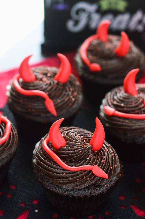 These are no ordinary chocolate cupcakes! These Spicy Little Devil's Food Cupcakes turn up the heat with a cinnamon & cayenne ganache filling, and are topped with devilish decor perfect for any Halloween party! Cute Halloween Baking, Simple Halloween Cupcakes, Black Cat Cupcakes, Devils Food Cupcakes, Chocolate Fudge Icing, Halloween Food Cupcakes, Postres Halloween, Pumpkin Bread Pudding, Spooky Halloween Treats