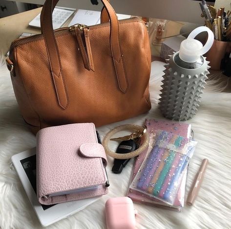 What Is In My Bag, Types Of Handbags, What's In My Purse, Inside My Bag, In My Purse, Purse Essentials, Handbag Essentials, Girls Tote, What's In My Bag