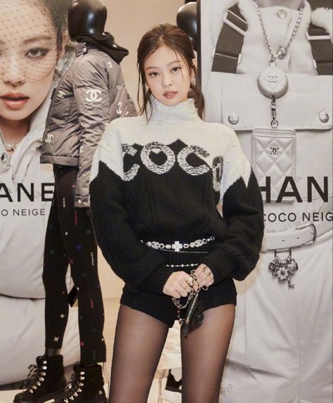 Celebrity Fashion Outfits, Female Celebrity Fashion, Celebrities Fashion, Celebrity Faces, Korean Fashion Dress, Jennie Kim Blackpink, Female Celebrities, Jennie Kim, Parisian Chic