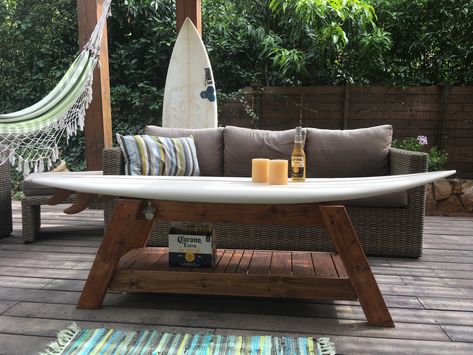 Surfboard Bar Table, Surfboard Coffee Table Diy, Surf Board Coffee Table, Diy Surfboard Table, Surfboard Furniture Ideas, Surfboard Desk, Surfboard Bench, Surfboard Furniture, Surf Board Table