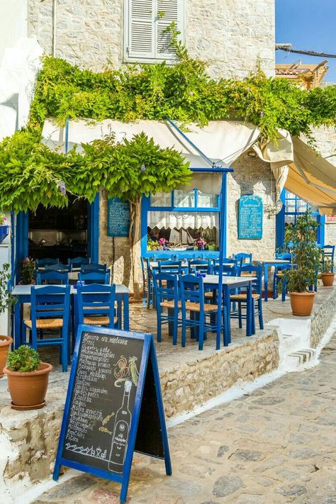 Greek Cafe, Grecia Santorini, Deco Marine, Greek Restaurants, Italian Lifestyle, Greek Isles, Outdoor Cafe, Greece Islands, Voyage Europe