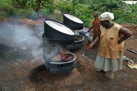 Les cuiseurs solaires offrent une alternative aux pays en voie de développement. Solar Dehydrator, Solaire Diy, Solar Cooking, Solar Cooker, Solar Stove, Solar Oven, Solar Energy Projects, Solar Energy Diy, Solar Power Panels