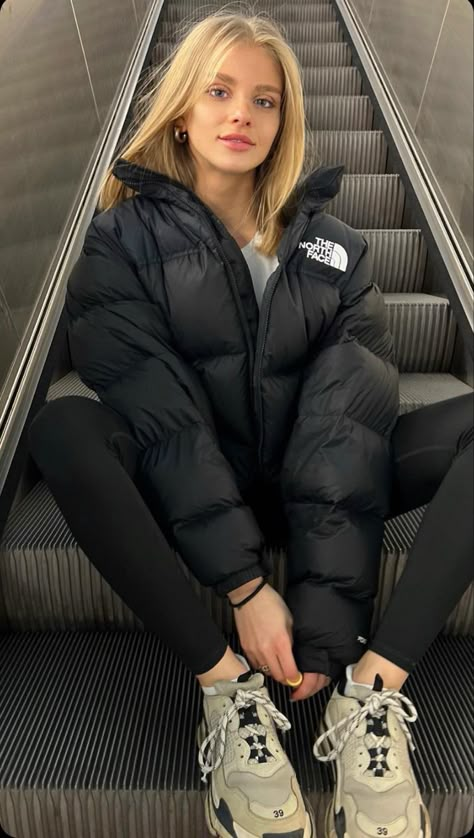 North Face Outfits Women, North Face Coat Outfit, Caption Inspiration, Doudoune The North Face, Puffer Outfit, Bubble Jacket, North Face Outfits, Puffer Jacket Outfit, The North Face Puffer