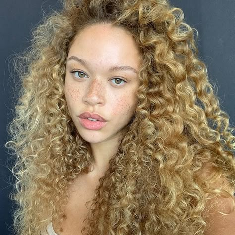 Pin Hairstyles, Blonde Natural Hair, Cute Hair Colors, Blonde Curly Hair, Dyed Hair Inspiration, Dye My Hair, Hair Inspo Color, Dream Hair, Long Curly Hair