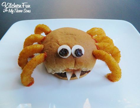 Un petit burger super rigolo pour #halloween, la recette à tester de toute ugence :) #kiri #recette #halloween #cream #cheese #burger #kids #food Burger Kitchen, Fun Halloween Food, Halloween Food Ideas, Halloween Appetizers, Recipe Vegetarian, Kitchen Fun, Halloween Dinner, Food For Kids, Halloween Snacks