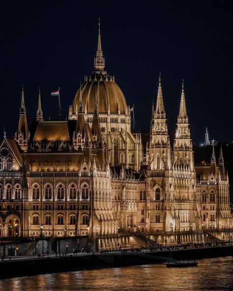 gisipen (@gisipen) on X Budapest Nightlife, Hungarian Parliament Building, Amazing Architecture, Budapest, Night Life, Favorite Places, Architecture, Building, Regional