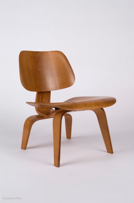 Charles Eames Chair, Famous Chair, Eames Office, Dining Room Table Chairs, Plywood Chair, Iconic Chairs, Charles And Ray Eames, Iconic Furniture, Marcel Breuer