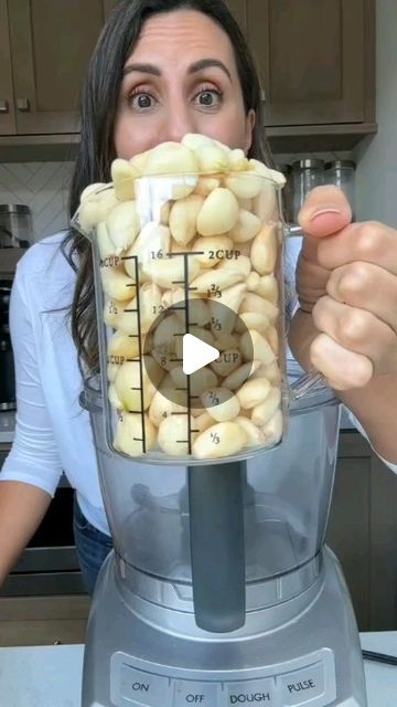 🌱 Keto Meal Recipes/Weight Loss👩‍🍳🥑🥩🥓 on Instagram: "Learn how to freeze garlic to use in your recipes by @feelgoodfoodie   INGREDIENTS   5 garlic bulbs or 3 cups garlic cloves   INSTRUCTIONS  1.	If garlic isn’t peeled, peel it by hand, or by using a peeler tube or by using the shaking method inside a mason jar. Just place unpeeled garlic cloves inside a clear mason jar, screw on the lid and shake vigorously until all the peel is removed.  2.	Using a paring knife, remove any green sprouts or brown stems from the individual peeled garlic cloves.  3.	Add the garlic cloves to a food processor fitted with a metal blade. Process in short pulses until the garlic is evenly minced. Be sure to stop and scrape down the sides as needed. You can stop when it's just minced or continue until it be Preserving Garlic Cloves, How To Peel Garlic Cloves Easy, How To Peel Garlic, Keto For Beginners, Garlic Bulb, Free Keto Recipes, Keto Meal Prep, Keto Meal Plan, Keto Snacks