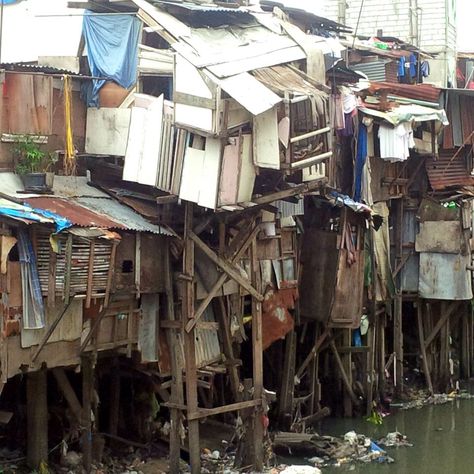 Squatter areas in the heart of Manila. BBC Boracay says: " Try your best - if you can - and assist. This people needs your personal help the most. The government can / will not do..." Squatter Area Philippines, Squatter House, Urban Decay Photography, Harbor City, Shanty Town, Industrial Architecture, Dark City, Location Inspiration, Creative Living