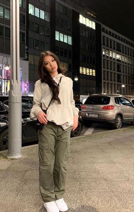 Style Green Cargo Pants, Cargo Outfits Women, Aesthetic School Outfits, Green Cargo Pants Outfit, Celana Kargo, Cargo Pants For Women, Cargo Outfit, Mode Ulzzang, Everyday Glam