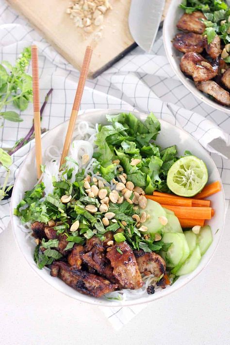 Vietnamese Noodle Salad, Vietnamese Pork, Pork Noodles, Pork Buns, Grilled Pork, Healthy Gluten Free, Vietnamese Recipes, Asian Cooking, Asian Dishes