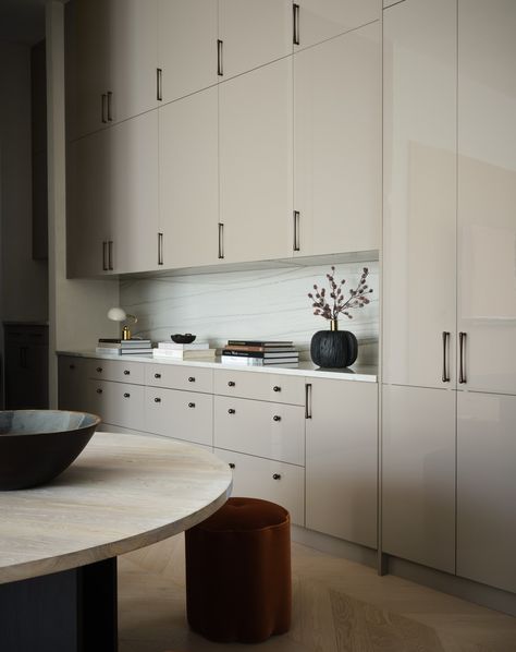 Happy Friday! One of the beautiful spaces in our Driftwood cabinet projects. Our gorgeous cabinets scaling the wall up to our 12 foot ceilings. The taupe color with the gloss finish gives the perfect kind of reflection 😍 #customcabinets #cabinetrydesign #patricenicholestudio #cozyhome #driftwoodtexas #collaboration #melanierainesdesign Photography: @lindsay_brown Interiors: @melanieraines Cabinetry: @patricenicholestudio James Krenov Cabinets, High Gloss Kitchen Cabinets Modern, High Gloss Cabinets, Laquer Cabinets Kitchen Modern, High Gloss Kitchen Cabinets Modern Acrylic, Modern Bar Cabinet Lux, Brown Interior, Driftwood Projects, Work Room