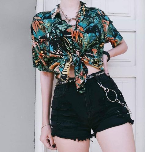 Tropical Grunge Outfit, Tropical Shirt Outfit, Hawaiian Shirt Outfit Women, Grunge Lookbook, Hawaiian Outfit Women, Hawaiian Shirt Outfit, Badass Outfit, Tropical Outfit, Alt Outfits