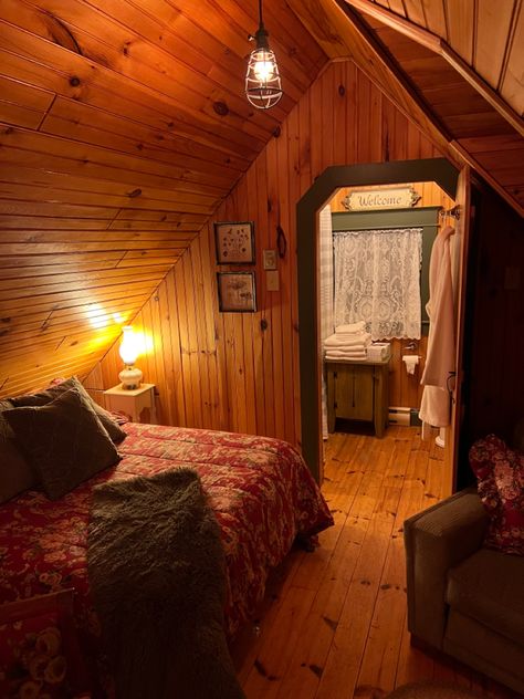 Cozy Cottages In The Woods, Tiny Cabin Aesthetic, Farm Aesthetic Bedroom, Cozy Cabin Bedroom Aesthetic, Cabin Room Aesthetic, Cabin Room Ideas Bedrooms, Schoolhouse Aesthetic, Cabin Aesthetic Interiors, Cottage In The Woods Aesthetic