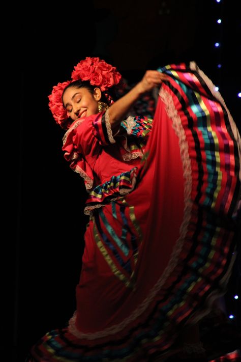 Mexico Photography Culture, Mexican Folklore Dance, Ballet Folklorico Aesthetic, Folklorico Poses, Folklorico Photoshoot, Folklorico Aesthetic, Folklorico Dancing, Folklorico Dancers, Mexico Folklorico