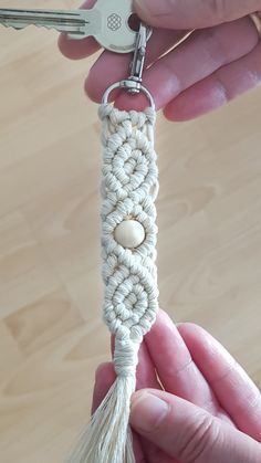 Macrame Bead Keychain Diy, Beginner Macrame Keychain Diy, Gold Hoop Macrame Diy, Macrame Key Chain Tutorials, Makrame Keychain Diy, How To Macrame Keychain, Diy Boho Jewelry Tutorials, Macrame Keychain Tutorial Step By Step, Quick Free Crochet Patterns