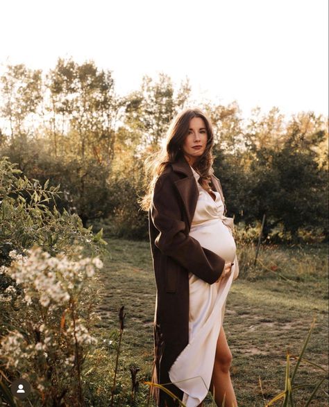 Old Money Maternity Shoot, Ralph Lauren Maternity Shoot, Maternity Shoot Autumn, Fall Photoshoot Maternity, Cozy Pregnancy Announcement, Maternity Photography Autumn, Winter Western Maternity Pictures, Fall Maternity Shoot Ideas, Fall Maternity Photoshoot Outfits