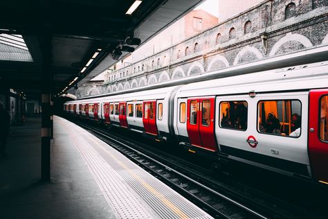 Film Harry Potter, Metro Train, London Sightseeing, London Wallpaper, Red Poster, Oyster Card, Europe On A Budget, London Tube, London Pictures