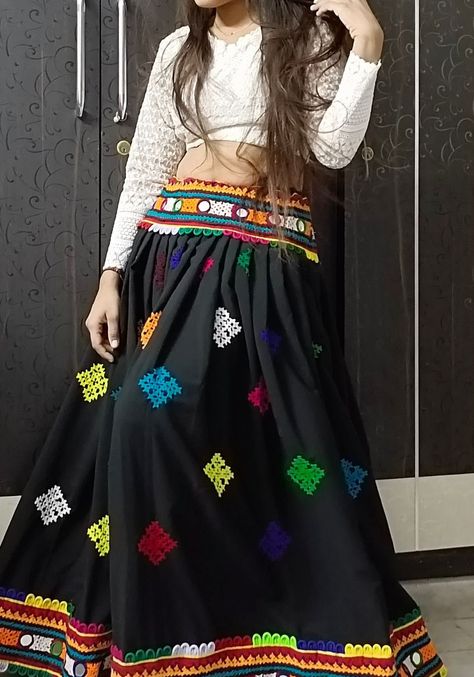 Kutchi Work Lehenga, Sadu Bharat Chaniyacholi, Blaous Work, Sadu Bharat, Chikankari Blouse, Designer Lehnga Choli, Lengha Blouse Designs, Garba Dress, Navratri Dress